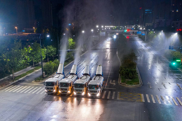 鄭州進(jìn)行全市集中防疫消殺，霧炮車同時(shí)作業(yè)