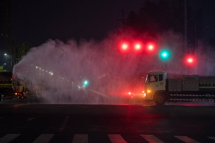 鄭州進(jìn)行全市集中防疫消殺，霧炮車同時(shí)作業(yè)