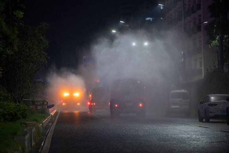鄭州進(jìn)行全市集中防疫消殺，霧炮車同時(shí)作業(yè)