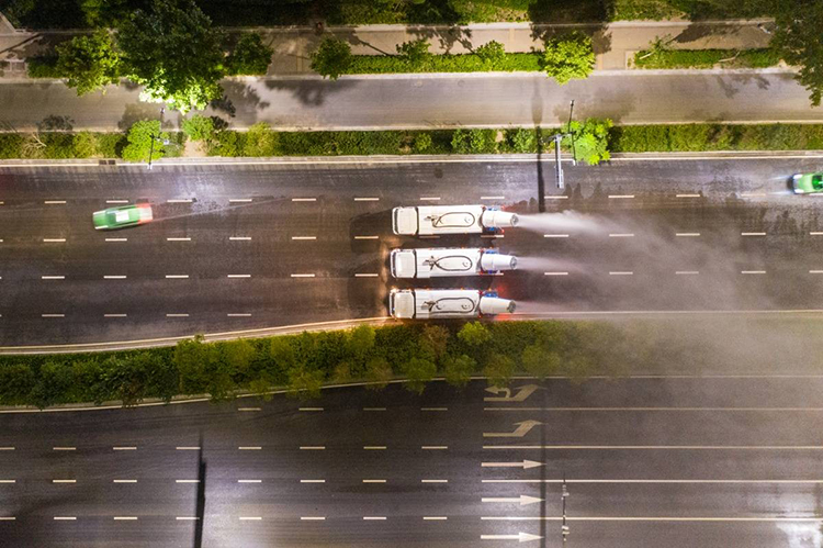鄭州進(jìn)行全市集中防疫消殺，霧炮車同時(shí)作業(yè)