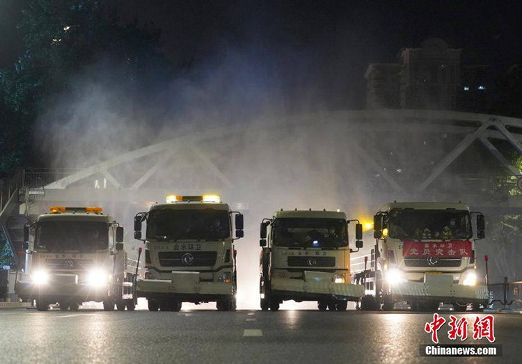 鄭州進(jìn)行全市集中防疫消殺，霧炮車同時(shí)作業(yè)