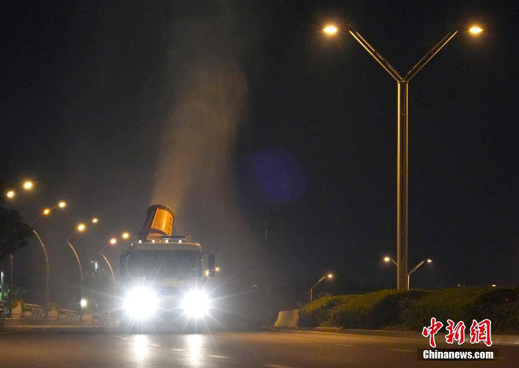 鄭州進(jìn)行全市集中防疫消殺，霧炮車同時(shí)作業(yè)