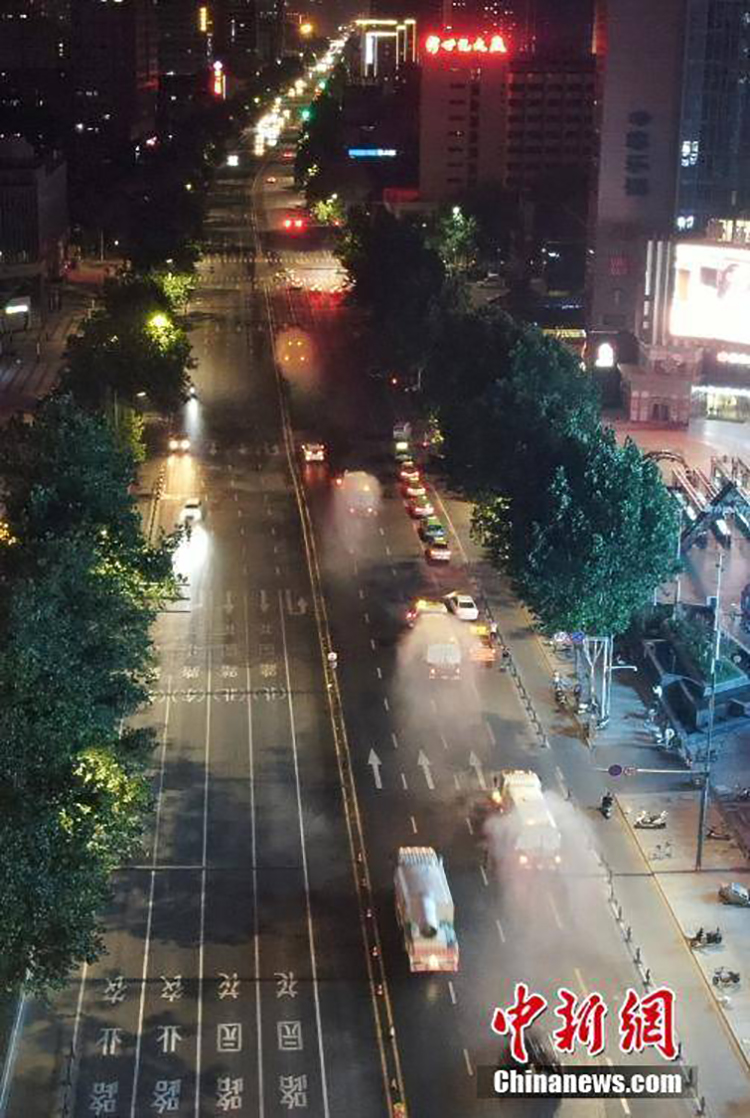 鄭州進(jìn)行全市集中防疫消殺，霧炮車同時(shí)作業(yè)