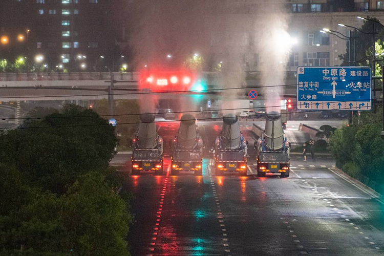 鄭州進(jìn)行全市集中防疫消殺，霧炮車同時(shí)作業(yè)