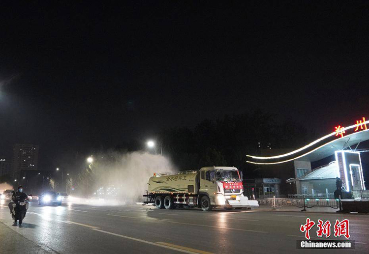 鄭州進(jìn)行全市集中防疫消殺，霧炮車同時(shí)作業(yè)